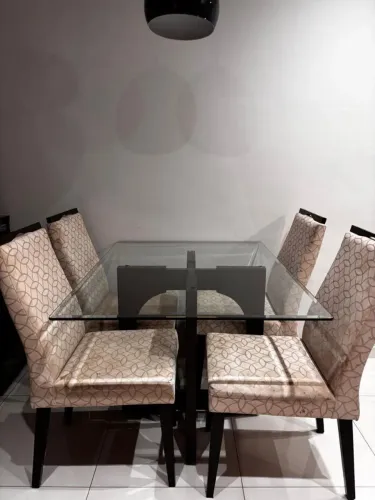 Mesa de Jantar com Tampo de Vidro + 4 Cadeiras Estofadas