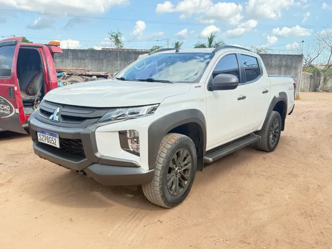 Mitsubishi L200 Tri. S. Outd. Plus 2.4 4X4 Die. AUT 2025