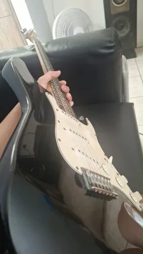 Guitarra Stratocaster 