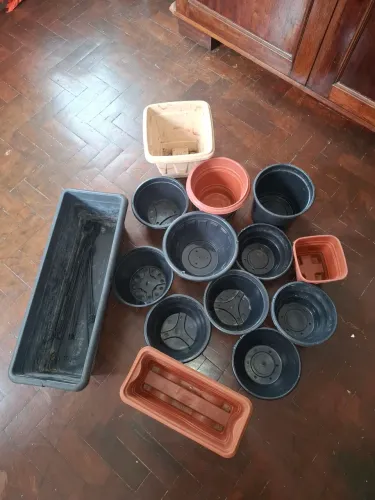 Vasos de plástico pra plantas