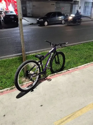 Bicicleta quadro Nero 5 aro 29 roxo tamanho 15 montada com rodas aro 26 em perfeito estado