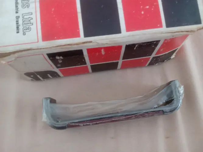Tubos para água e puchador de gavetas
