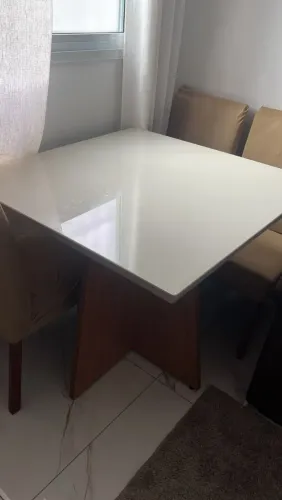 Mesa de jantar com 1 ano de uso com quatro cadeiras semi novas