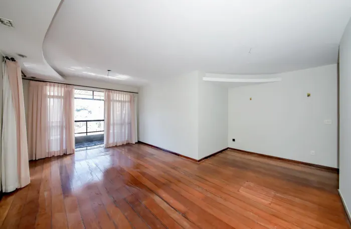Apartamento no Centro com 2 suítes e varandão para venda