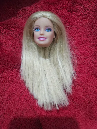 Cabeça de boneca barbie