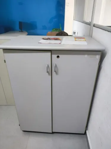 Móveis de Escritório - 5 mesas e 2 armários