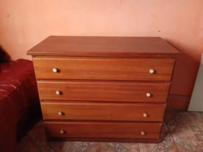 Vende-se cômoda de madeira