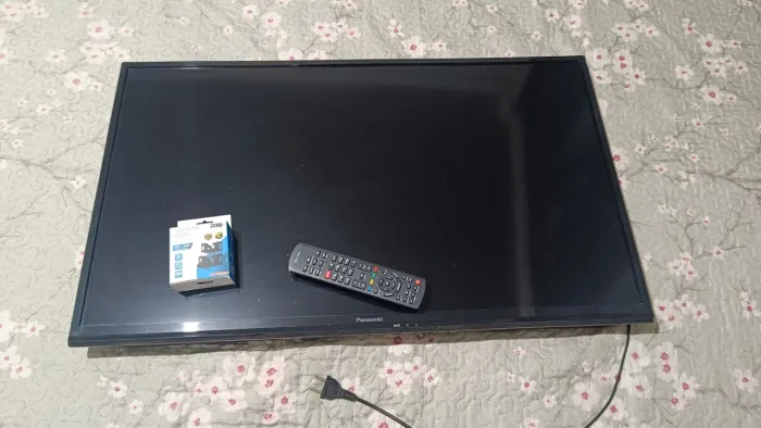 Tv Panasonic 39 polegadas( Não é smart) Ganha um suporte fixo pra colocar atrás da TV