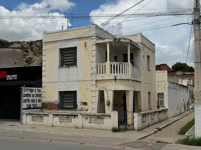 Casa Duplex Histórica na Av. Plácido Castelo  Tradição em Quixadá