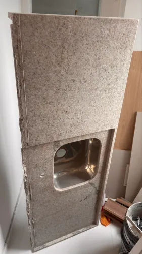 Pedra de cozinha branco itaunas com área molhada e cuba em inox 