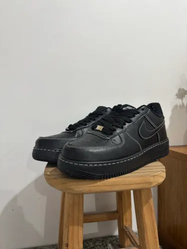 Tênis Nike Air Force 1 Low Black Stitch Preto com Costura Branca