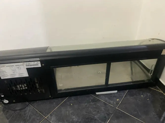 Vendo 1fatiadora de frio semi automática e 1 estufa de frios.