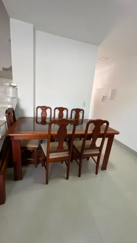Jogo de mesa, cadeiras e espelho em madeira