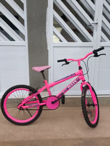 BICICLETA SEMI NOVA APENAS 6 MESES DE USO.