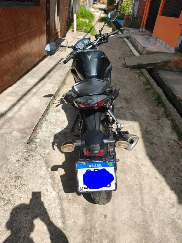 Vendo linda moto Yamaha MT-03 com revisões em dia com licenciamento pago tudo em dias.