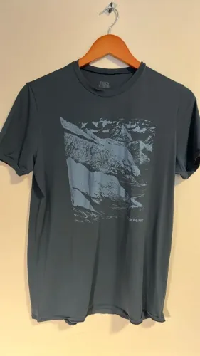 camiseta em azul com estampa da track & field, tamanho p, perfeita, sem manchas, 