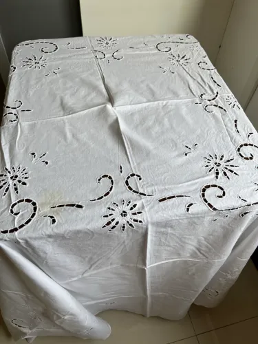 Toalha mesa algodão redondo 220 cm com detalhes bordados