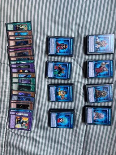 Yu-Gi-Oh! Speed Duel - Combo 8 Decks com Sleeves + Playmats (LEIA O ANÚNCIO)