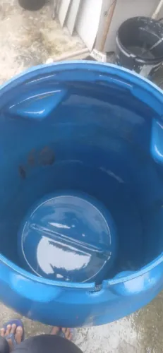 Caixa d'água usada com duas saídas para 1/4 em bixo e uma em cima.