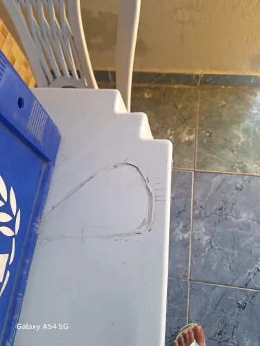 Estou vendendo essa mesa com duas cadeiras ela está com esse pequeno quebrado como esta na