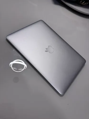 Vendo macbook Air i5, modelo a1466, 8ram, Muito novo!!
