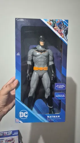 Boneco do Batman articulado com 30cm de altura, fala frases. Novo na caixa original.