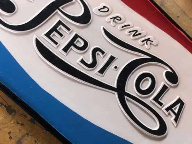 Placa de metal esmaltada Pepsi em alto relevo 