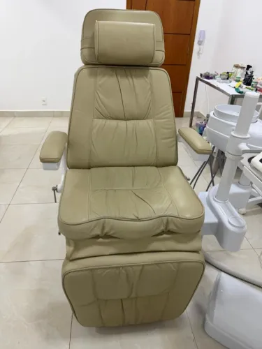 COMBO-CADEIRA ODONTOLÓGICA OLSEN PERFORMANCE+REFLETOR LED DE TETO SEMI NOVO 7 MESES