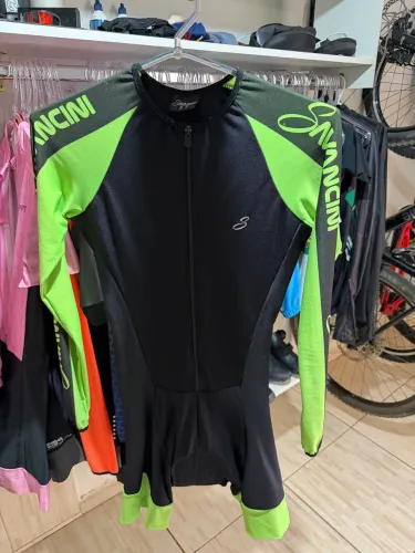 Macaquinho Ciclismo Feminino (P) Man. Longa Preto/Verde Savancini R$ 120,00
