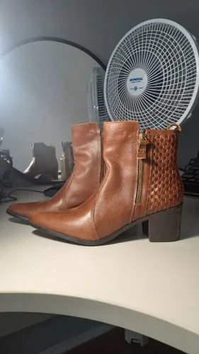 Bota Couro marca Naturali