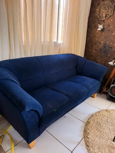 Sofá de porte em veludo com pés de madeira maciça
