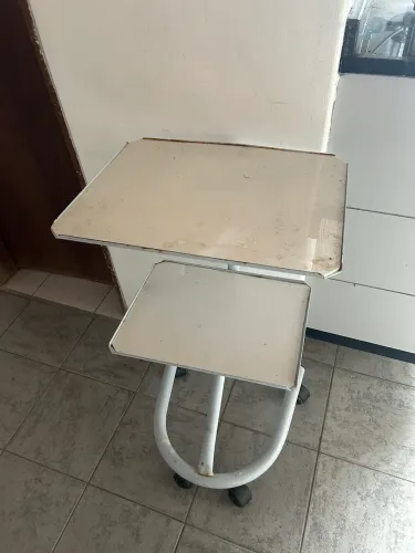 Mesinha auxiliar para fisioterapia 