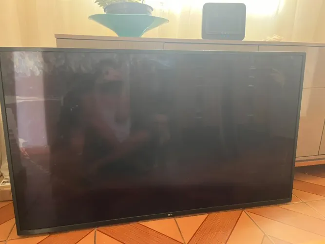 TV LG com tela quebrada ? para peças ou conserto