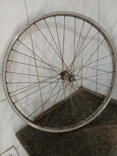 Vendo uma roda traseira de bicicleta aro 24 de alumínio 30 reais