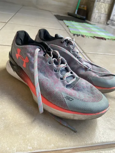 TÊNIS DE BASQUETE UNDER ARMOUR CURRY LOW 1