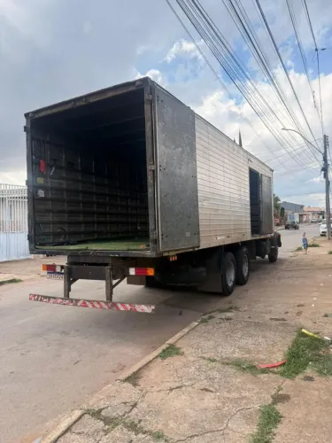 Caminhão truck Baú grande