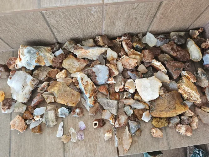 Lote Mix de Minerais: Ágatas, Calcedônias, Ametistas e Citrinos Brutos