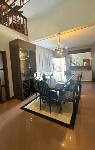 Sobrado espaçoso e com amplo quintal, no Residencial Village Terras Indaiá.