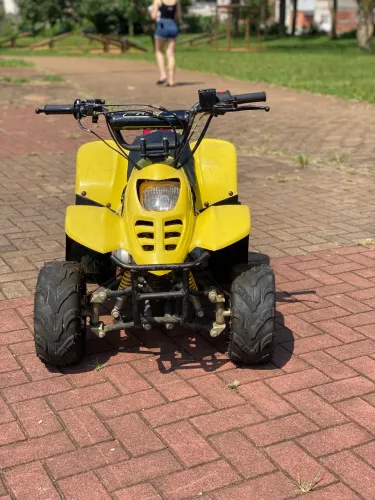 Vende-se quandriciclo motor Honda