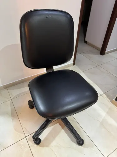 Cadeira de escritório em couro preta