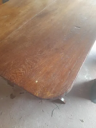 Mesa e dois sofás em madeira nobre