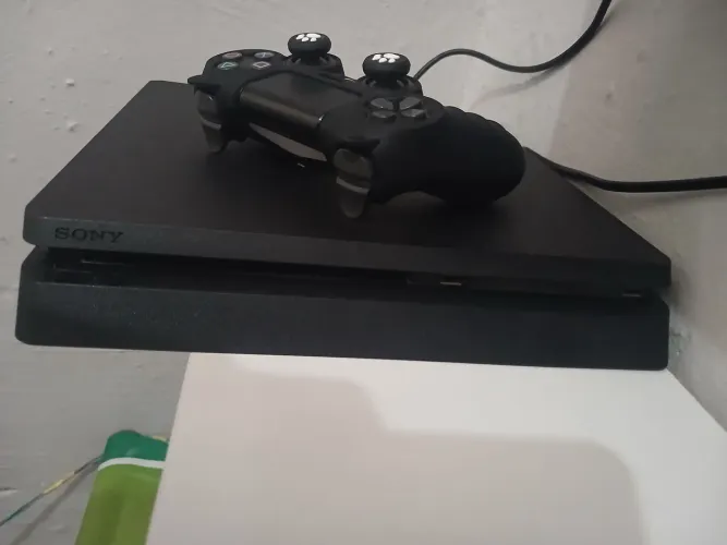  vendo PS4 geração slim de um terra em ótimo estado de conservação 