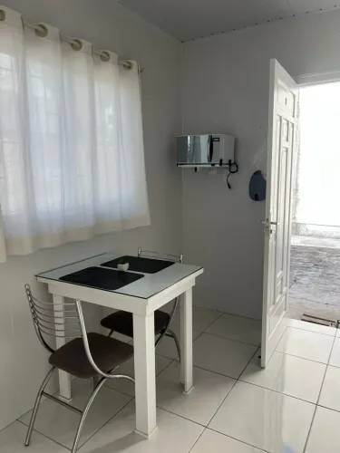 Alugo kitnet mobiliada próximo a beira mar de São José