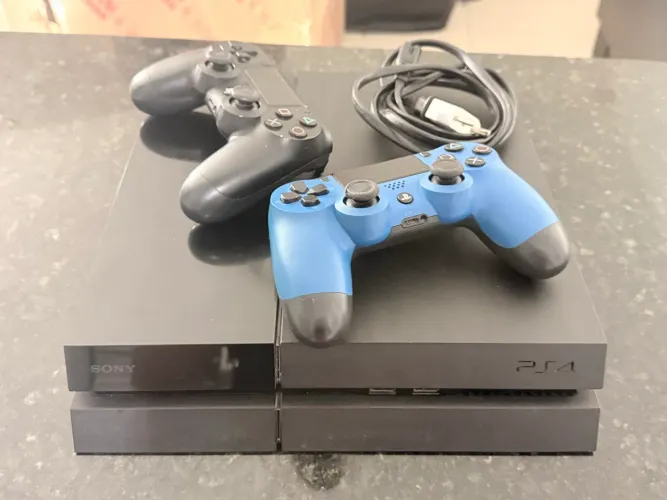 PlayStation 4 PS4 + 2 Controles - Sony