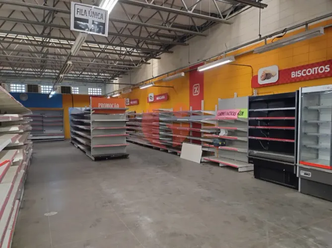 Ponto comercial para locação com 14 vagas de garagem e 4 banheiros - 600 m² construídos -