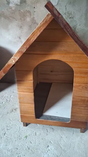 Casinha para Cachorro de Madeira - Resistente e Conservada