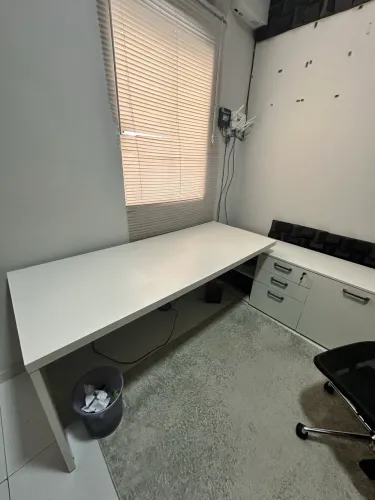 Mesa em L com armário
