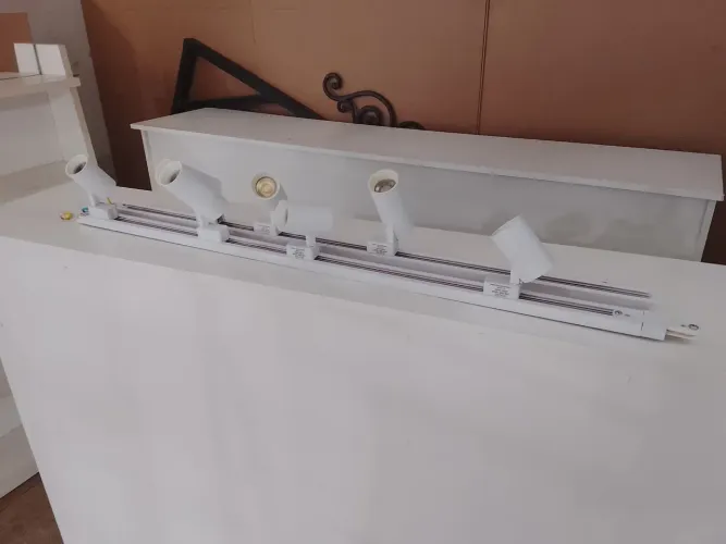 Trilho eletrificado com 42 lâmpadas Sport em Led