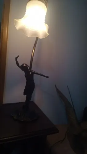 Luminária com Estátua feminina antiga