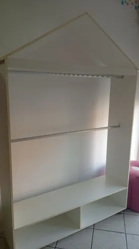 Expositor de roupa ,modelo casinha